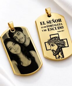 Llavero dorado con foto al frente y diseño de fe al reverso
