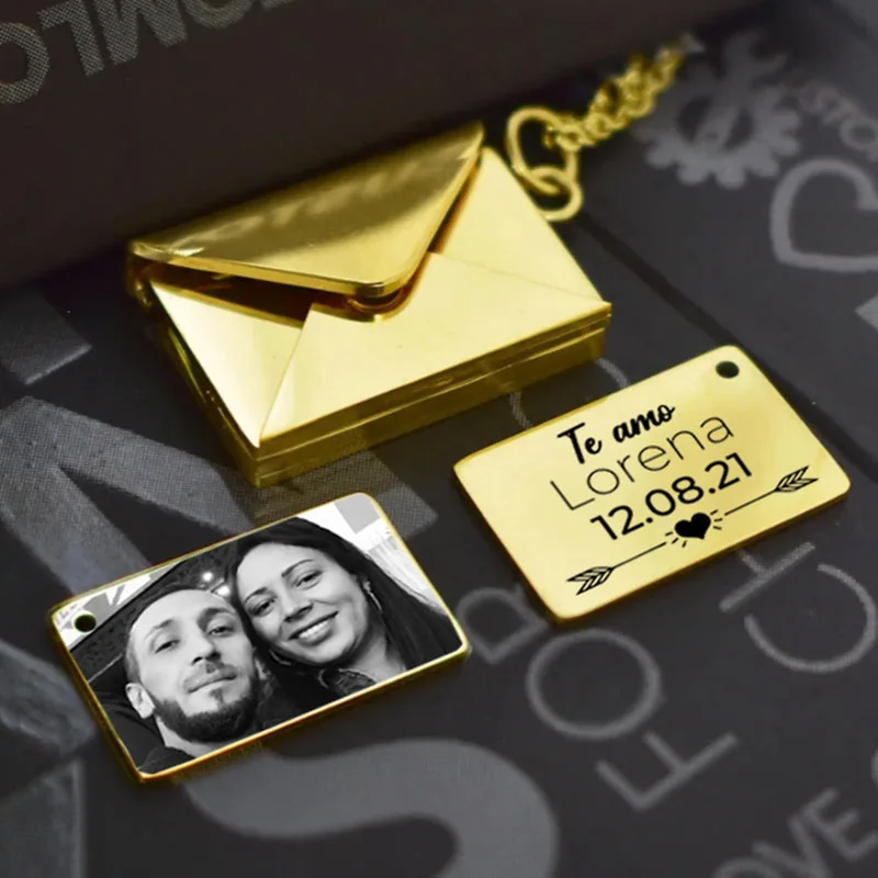 Dije sobre carta con foto y mensaje personalizados en su placa interior