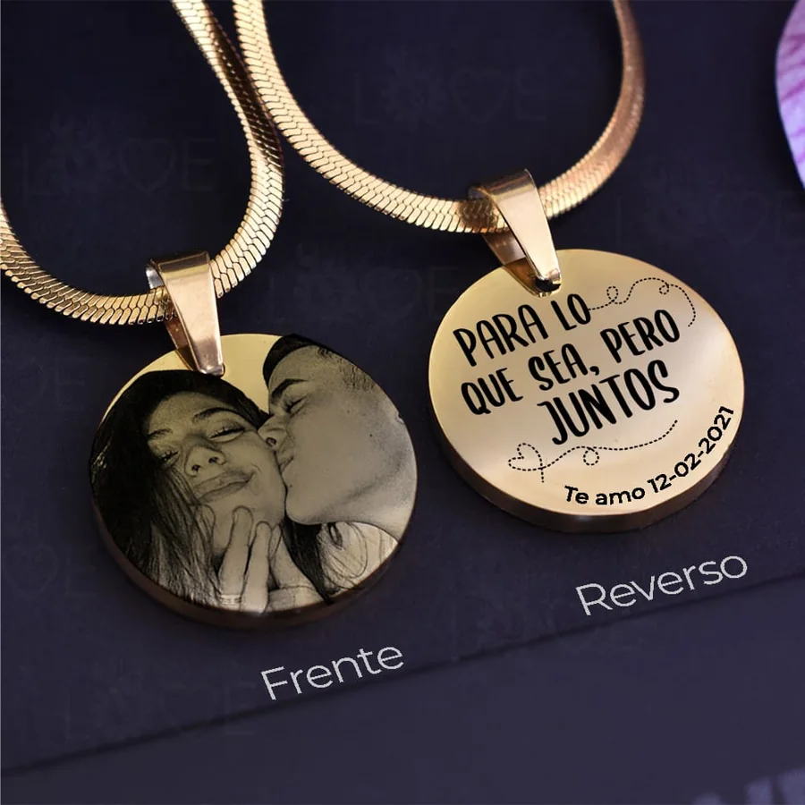 Dije circular dorado con una foto de pareja al frente y diseño con dedicatoria al reverso