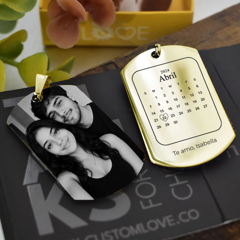 Llavero dorado con retrato de pareja al frente y calendario con dedicatoria al reverso